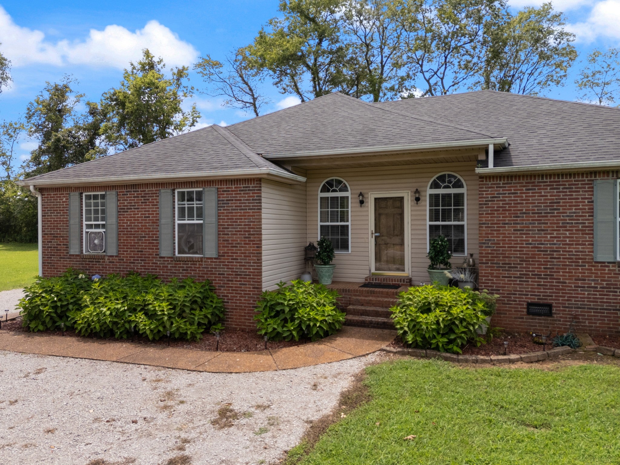 2122 Derrick Rd — photo