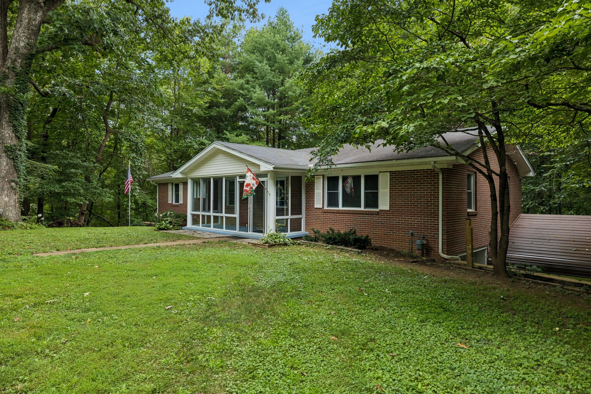 302 W Point Dr — photo