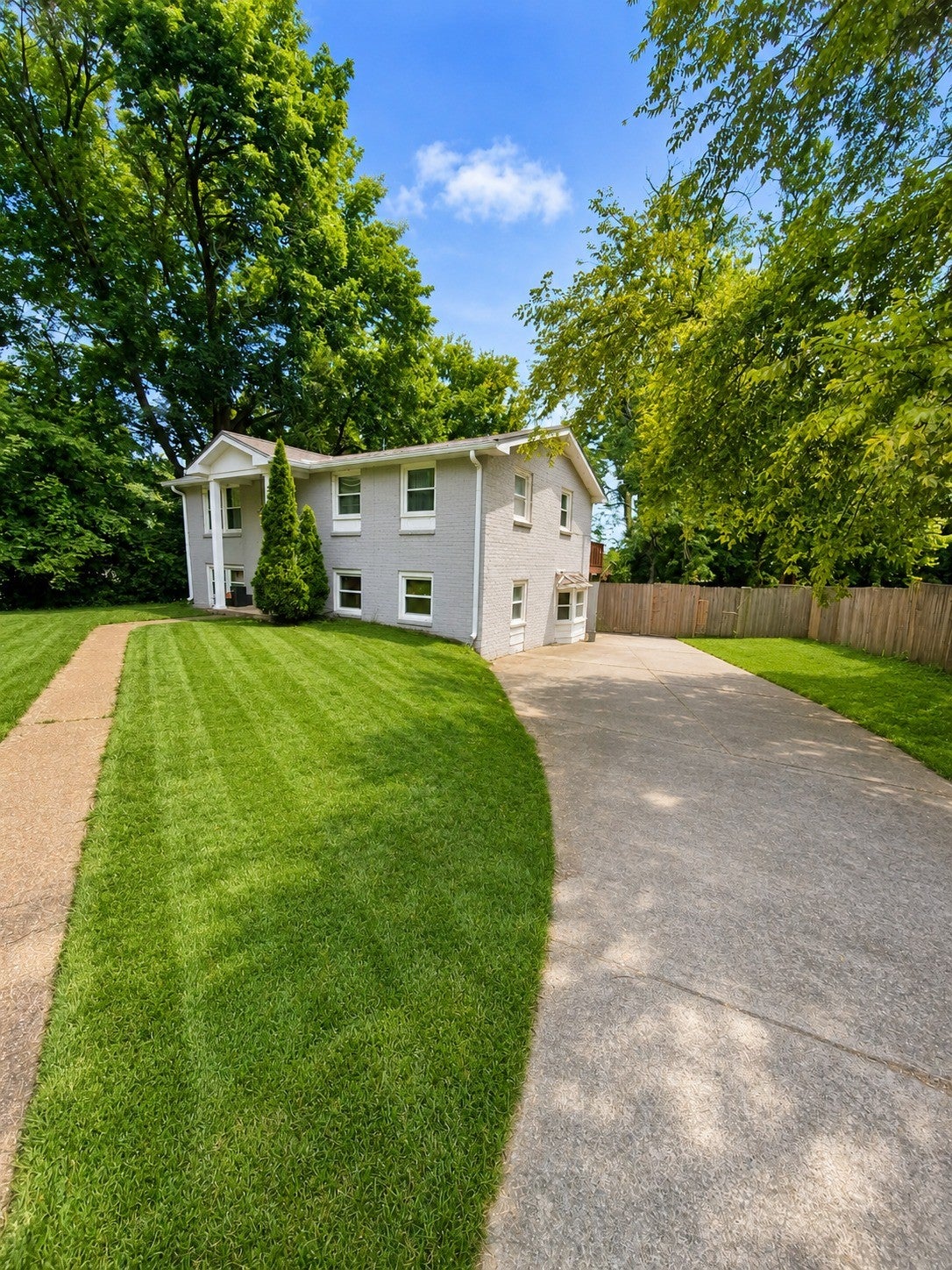 102 Moyna Dr — photo