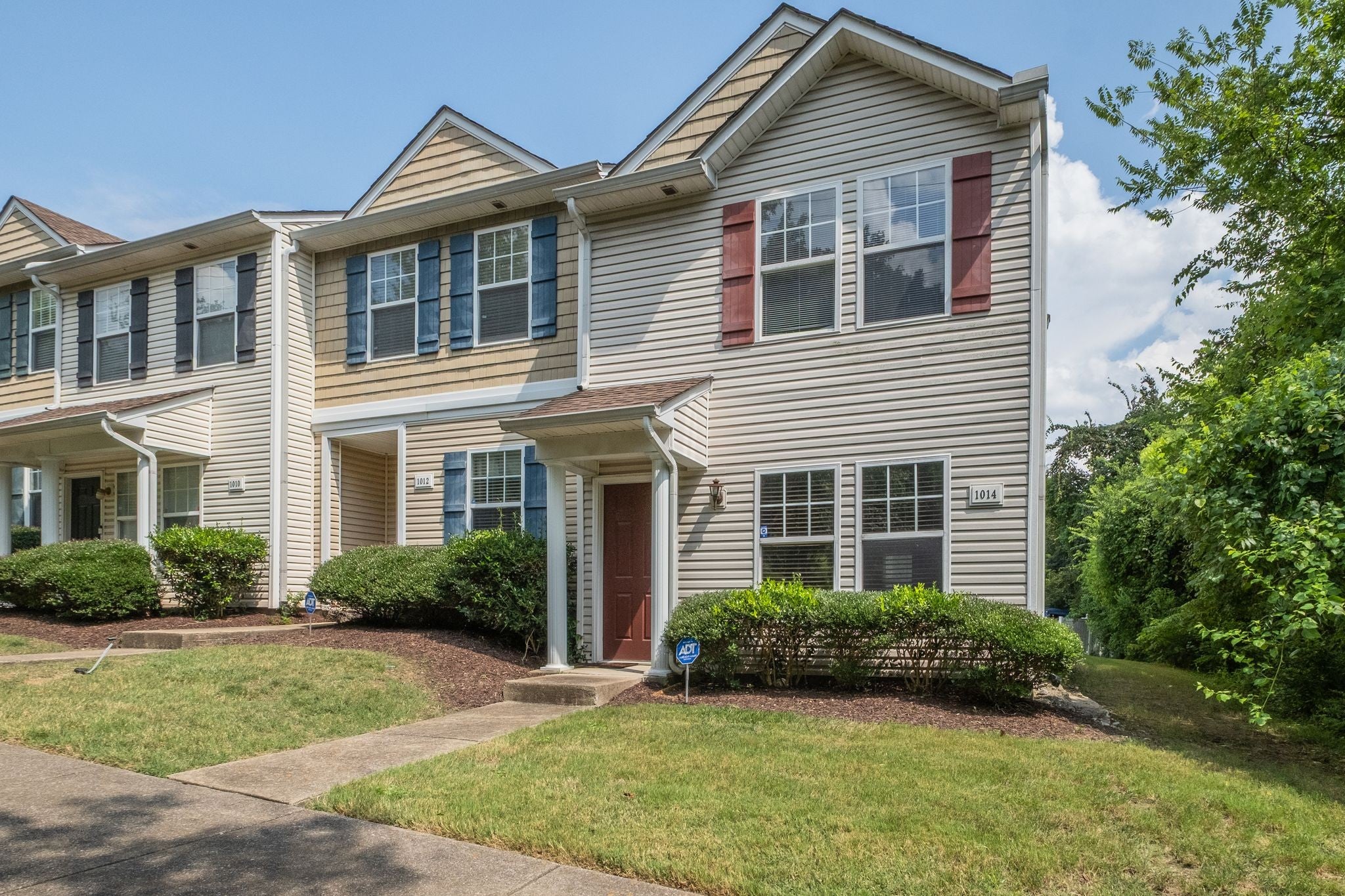 1014 Halifax Ln — photo