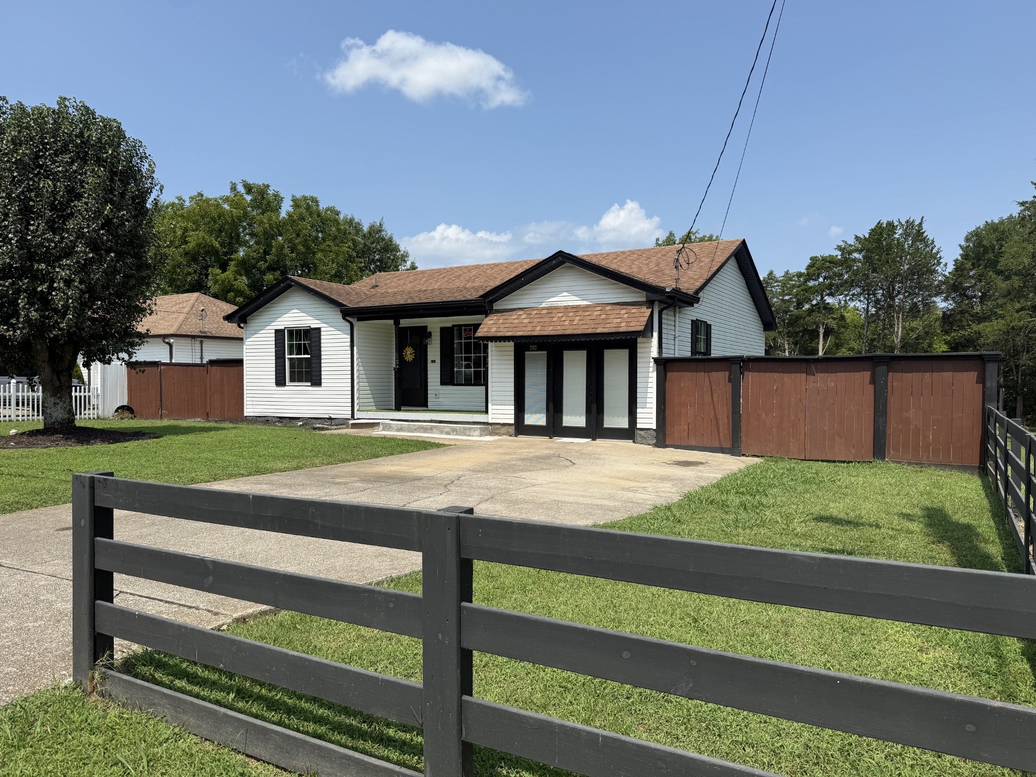 403 Southlake Dr — photo