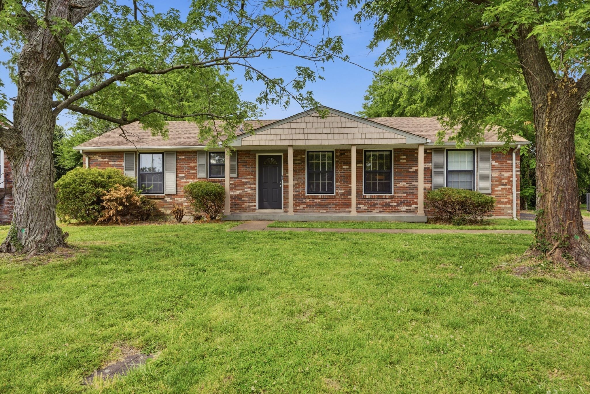 441 Lynn Dr — photo
