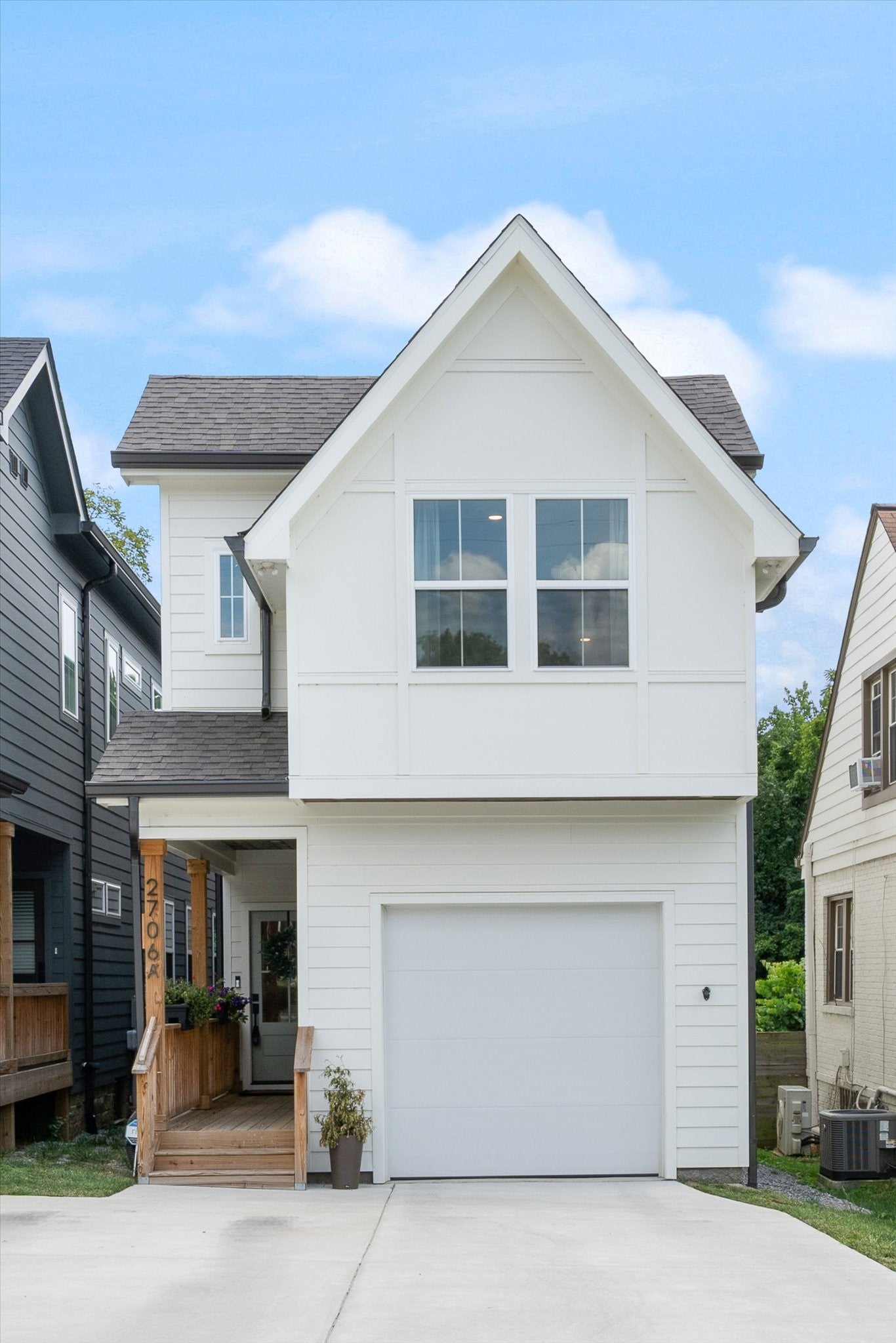 2706A Bronte Ave — photo