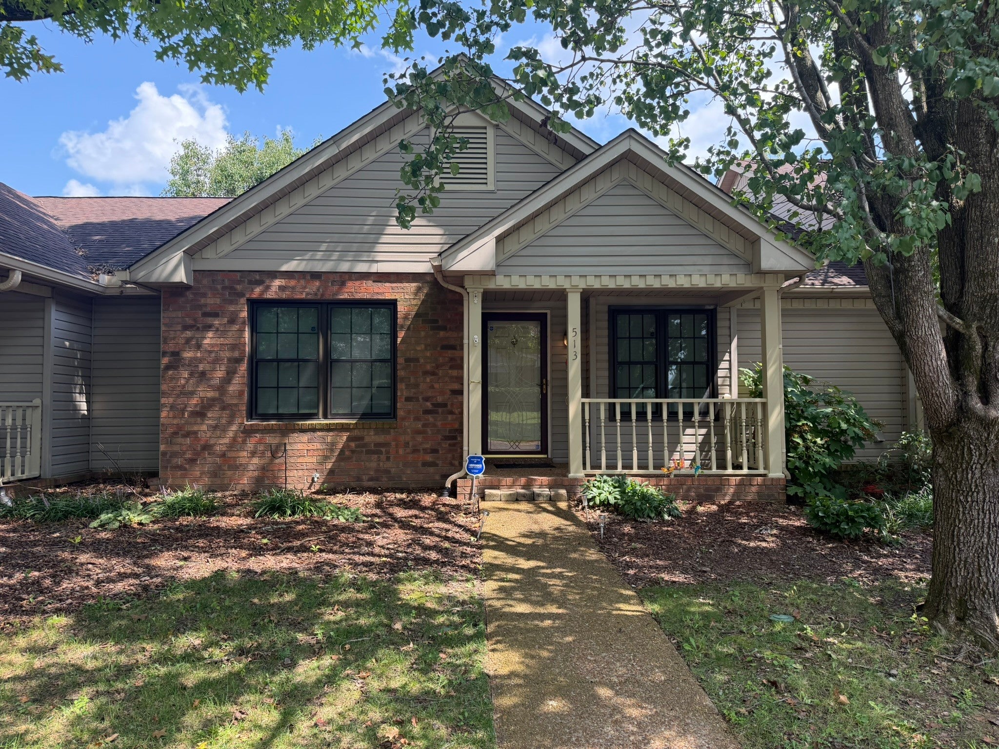 513 Upsall Dr — photo