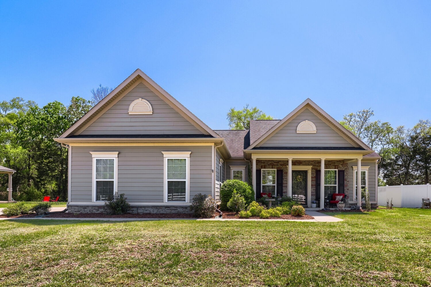 2432 Parkwood Dr — photo