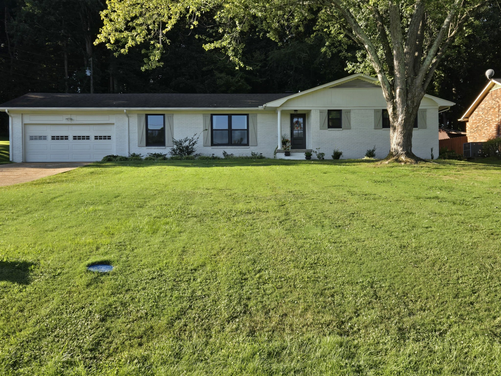 1923 White Oak Dr — photo