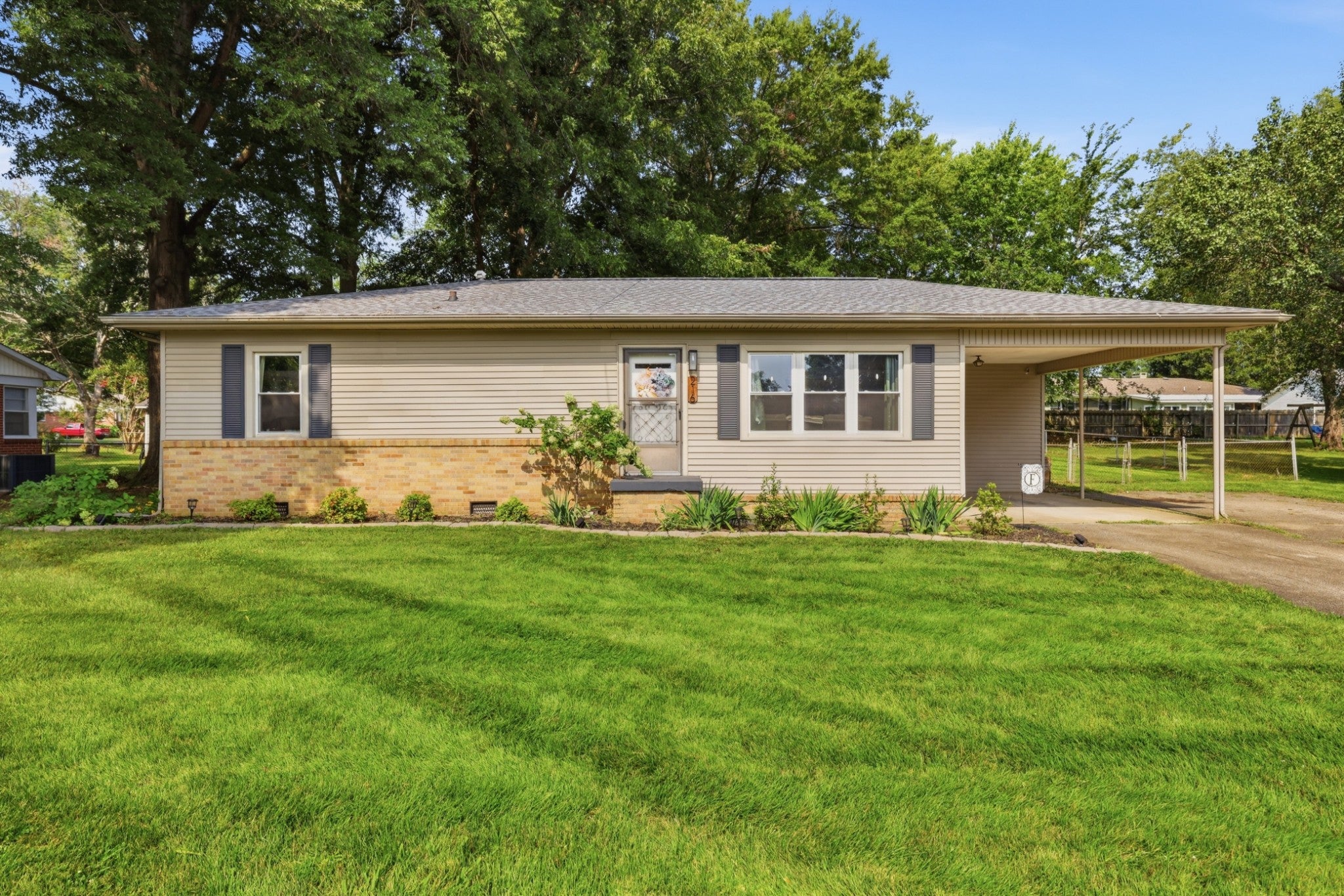216 Ellis Dr — photo