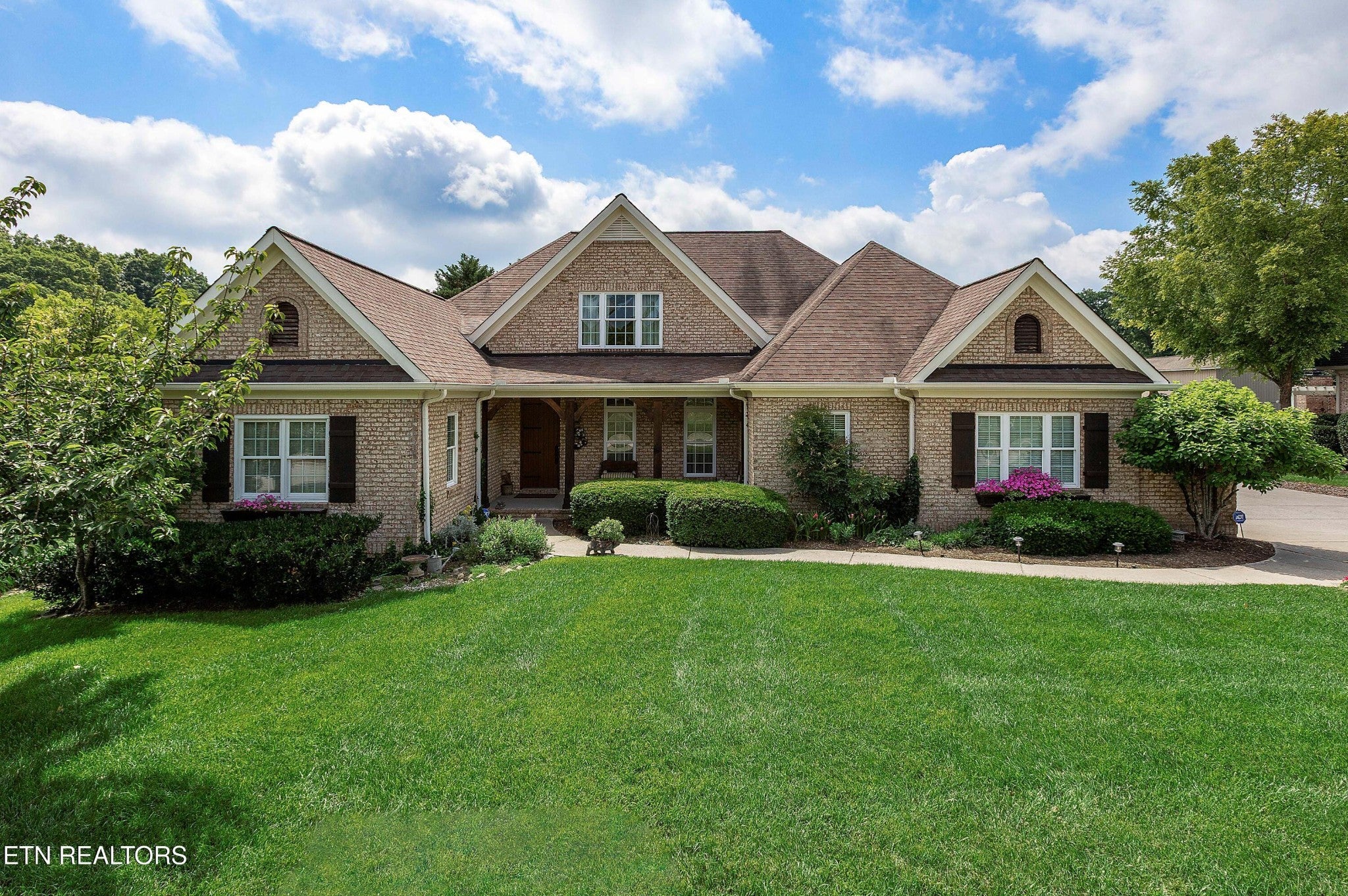 143 Amberly Court — photo