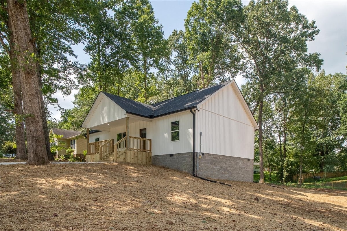 300 Devin Dr — photo