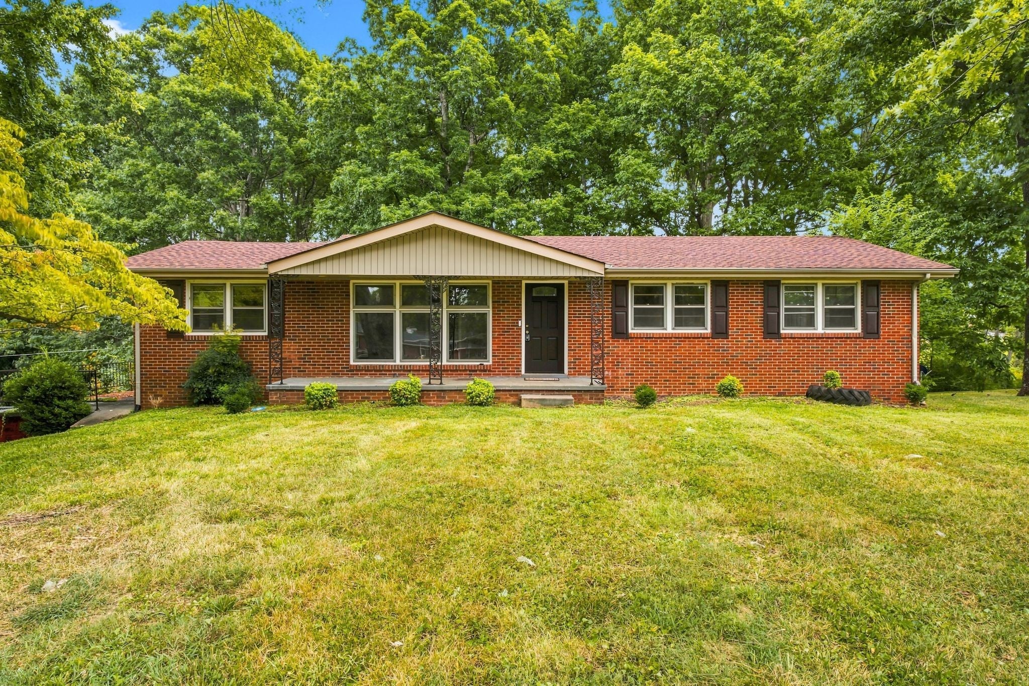 1302 Ellington Dr — photo