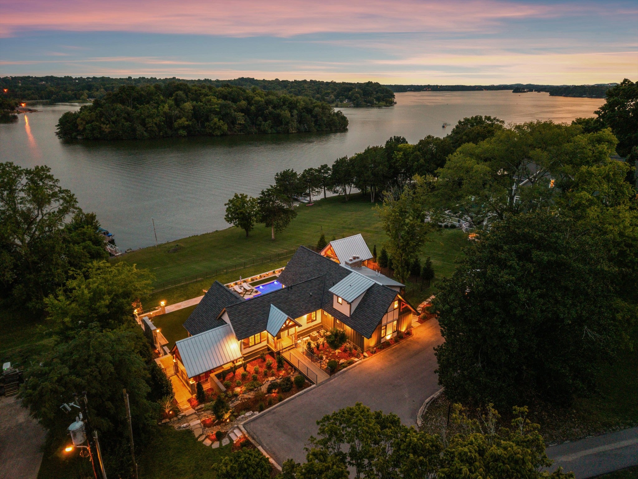 311 Harbor Dr — photo
