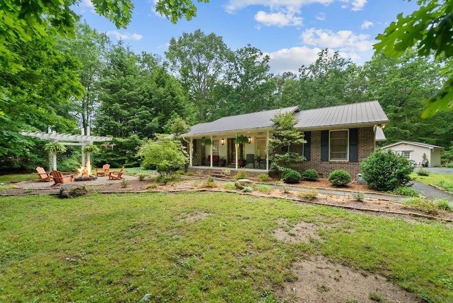 1320 Laurel Way — photo