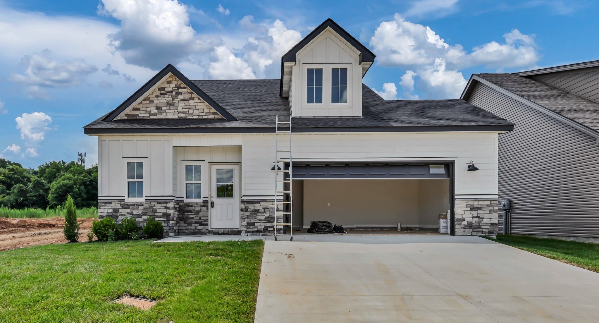2737 Brewster Dr — photo
