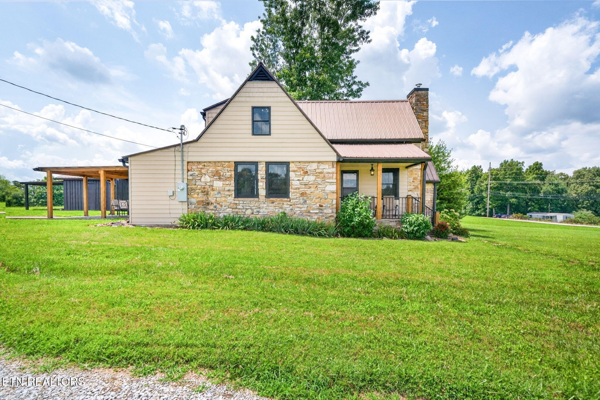 1502 Pigeon Ridge Rd — photo
