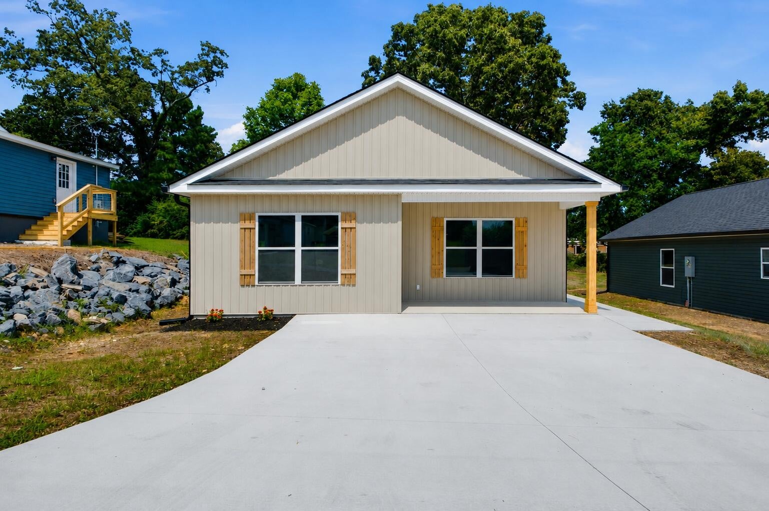 1571 Strawberry Lane NE — photo