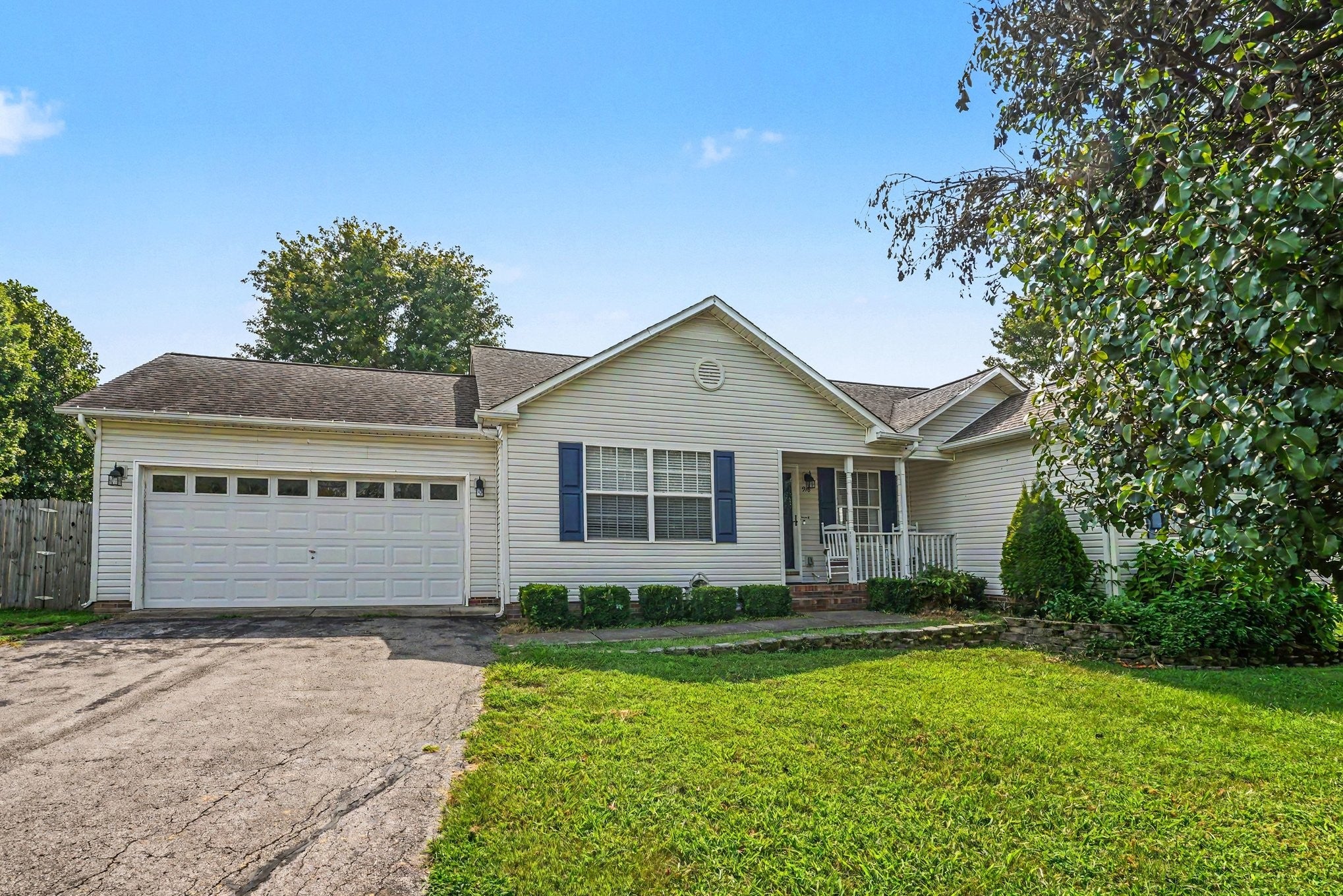 916 Creekview Dr — photo