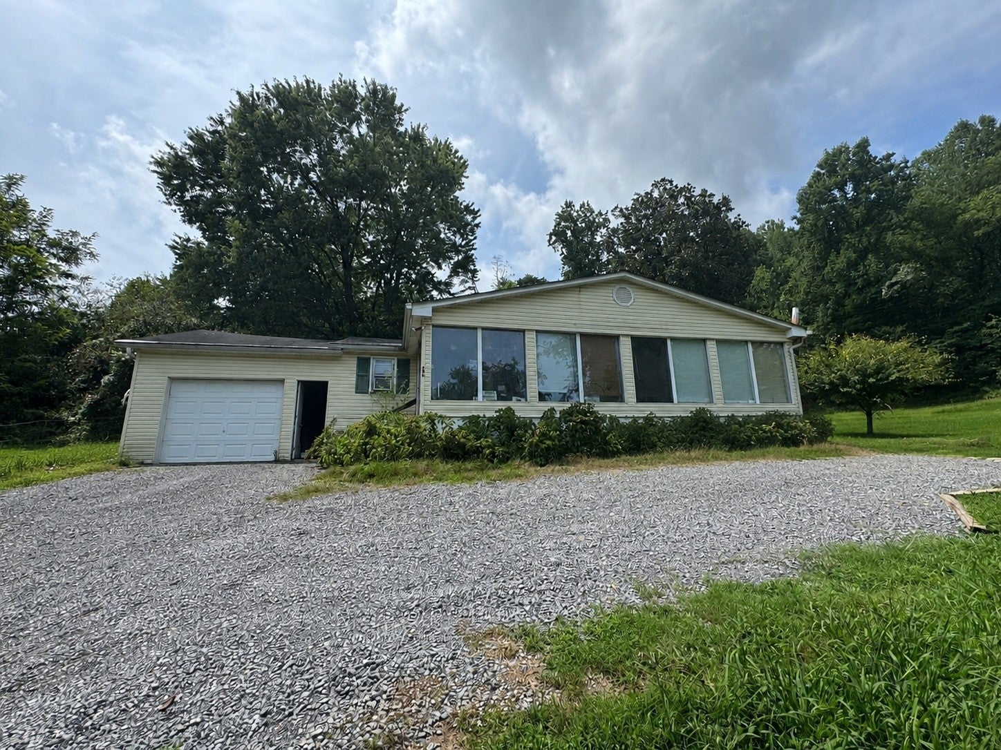 196 Lynch Rd — photo