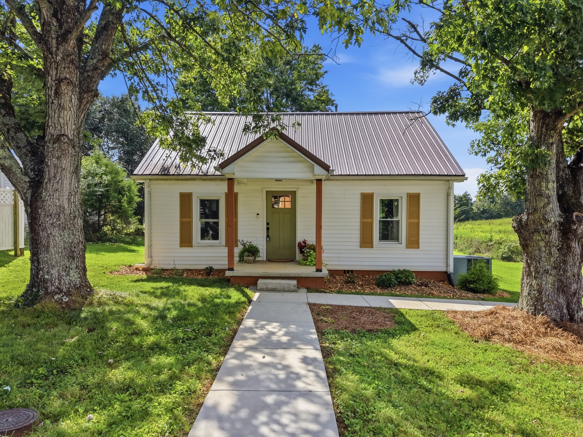 206 Slash Ln — photo