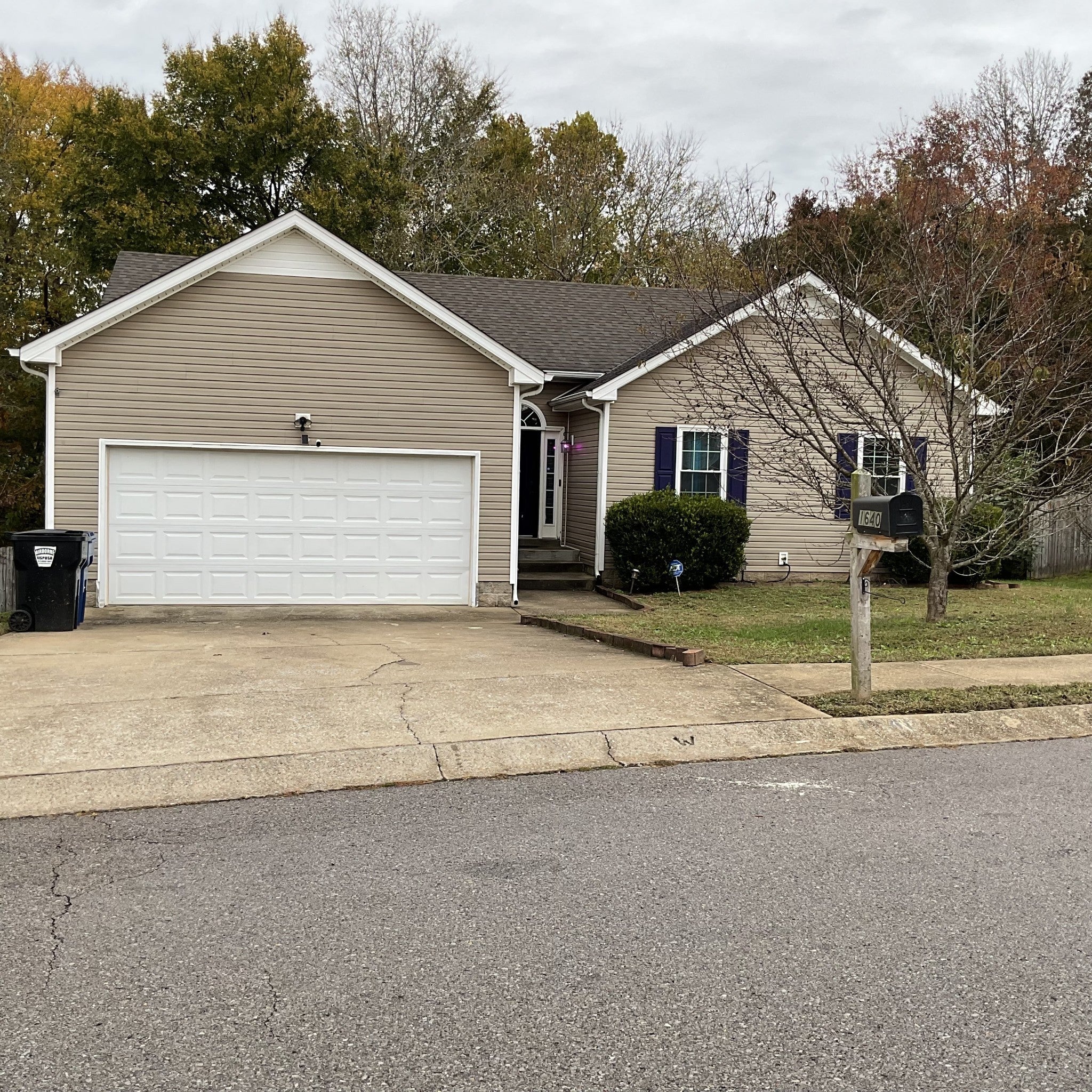 1640 Broad Cir — photo