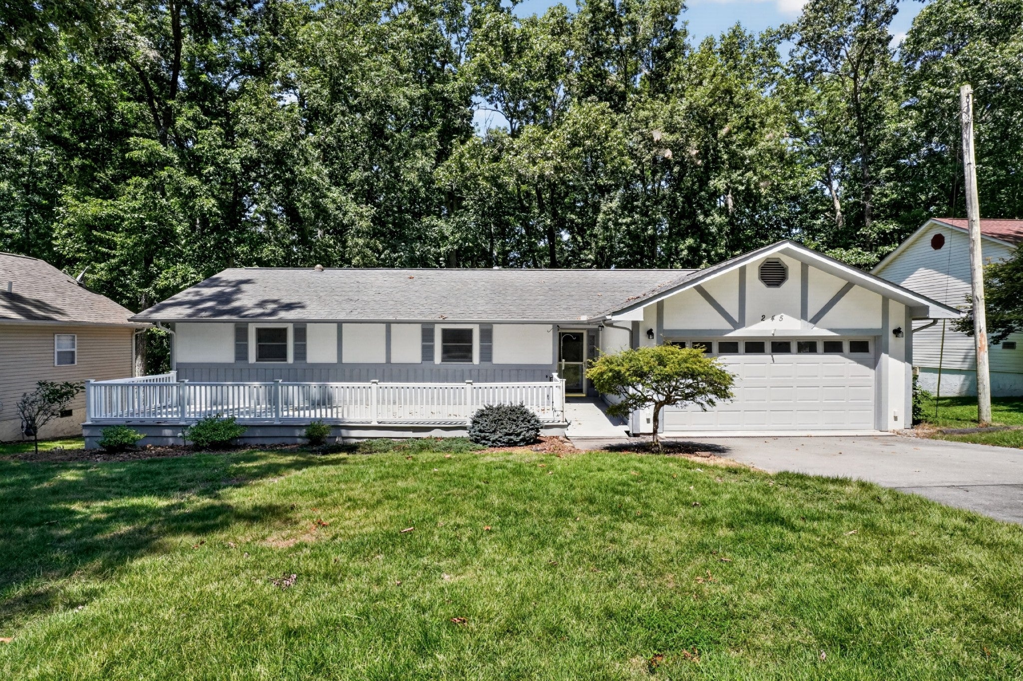 245 Lakeview Dr — photo