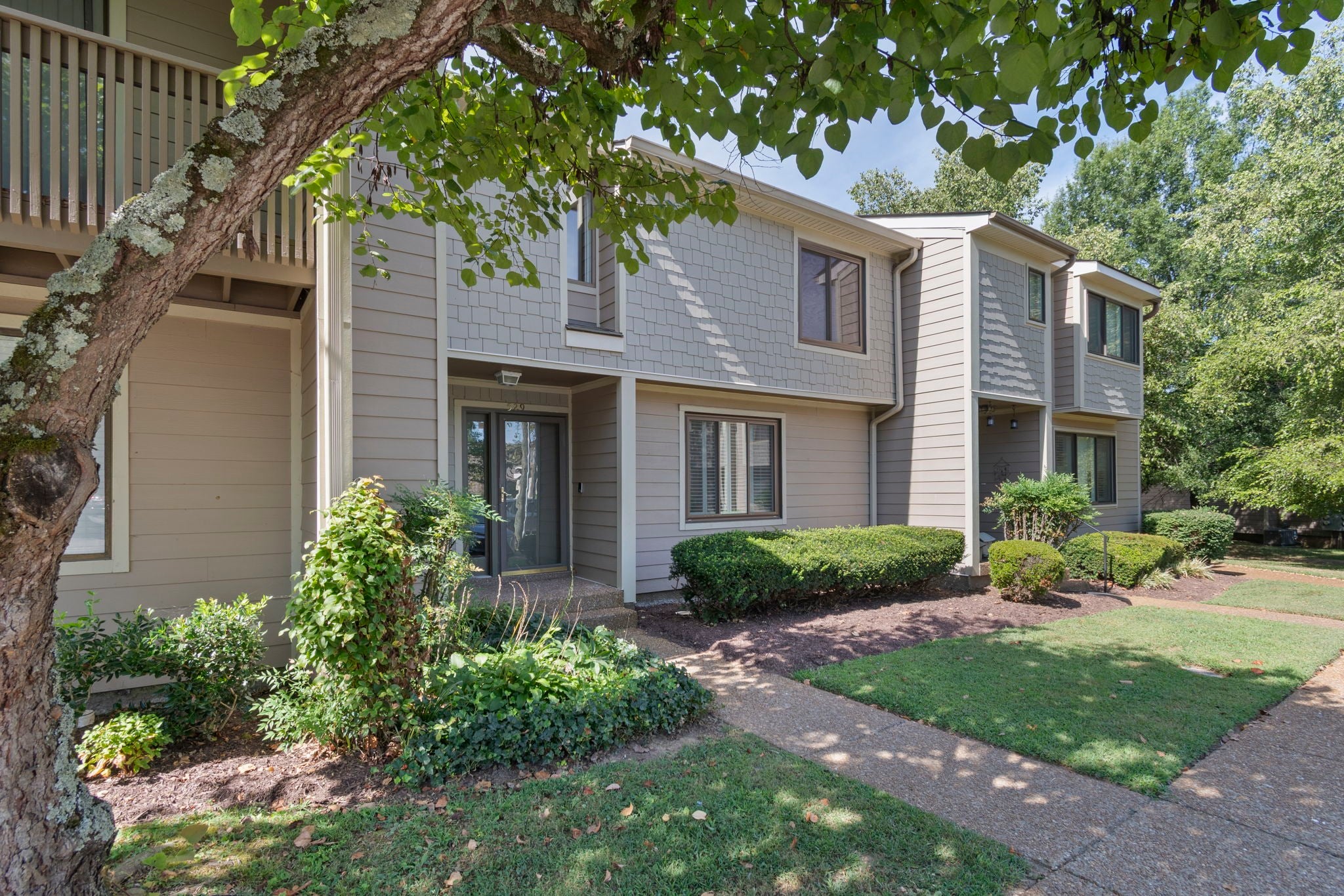 529 Belle Pointe Ct — photo
