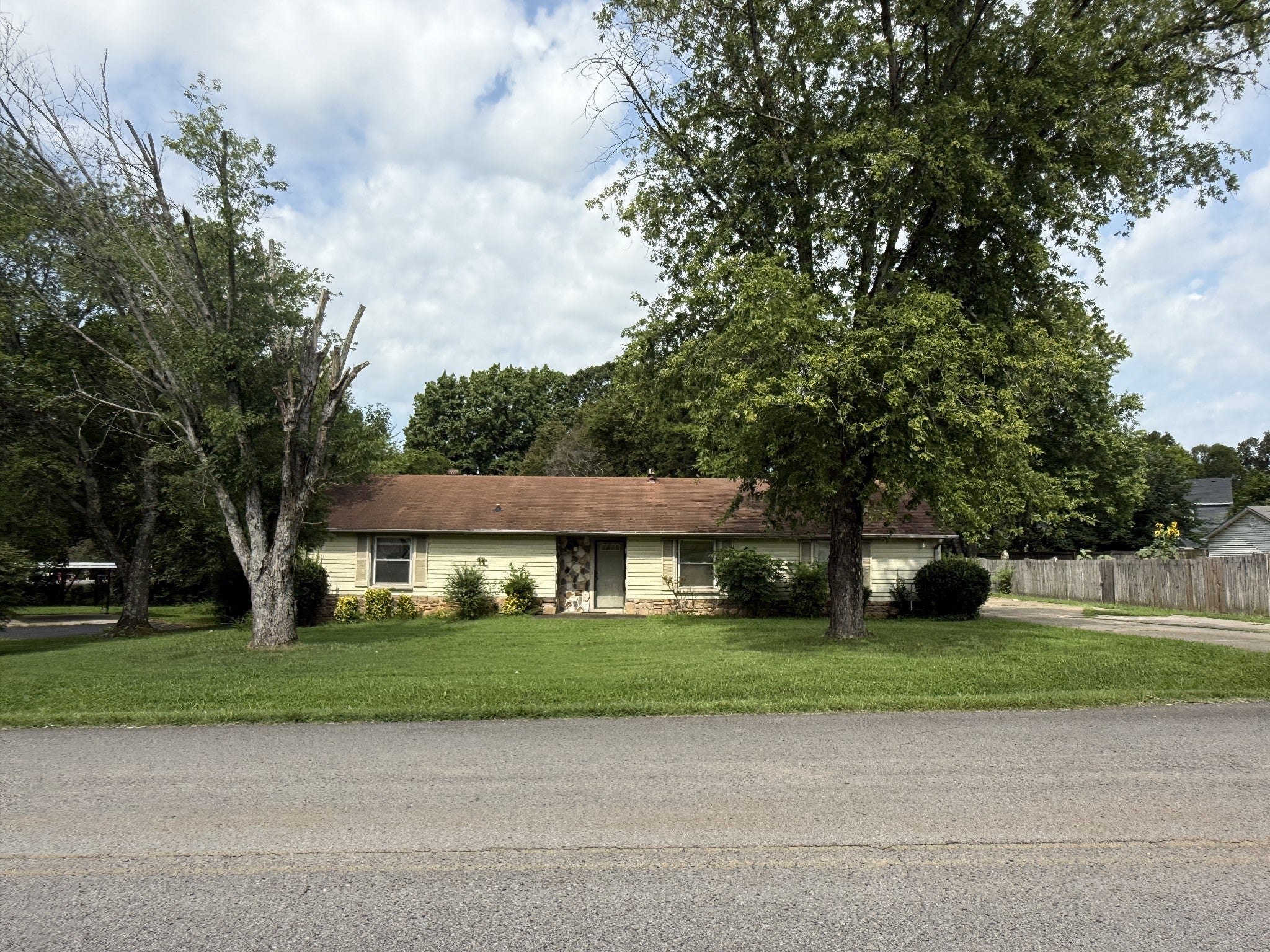 317 Pioneer Dr — photo