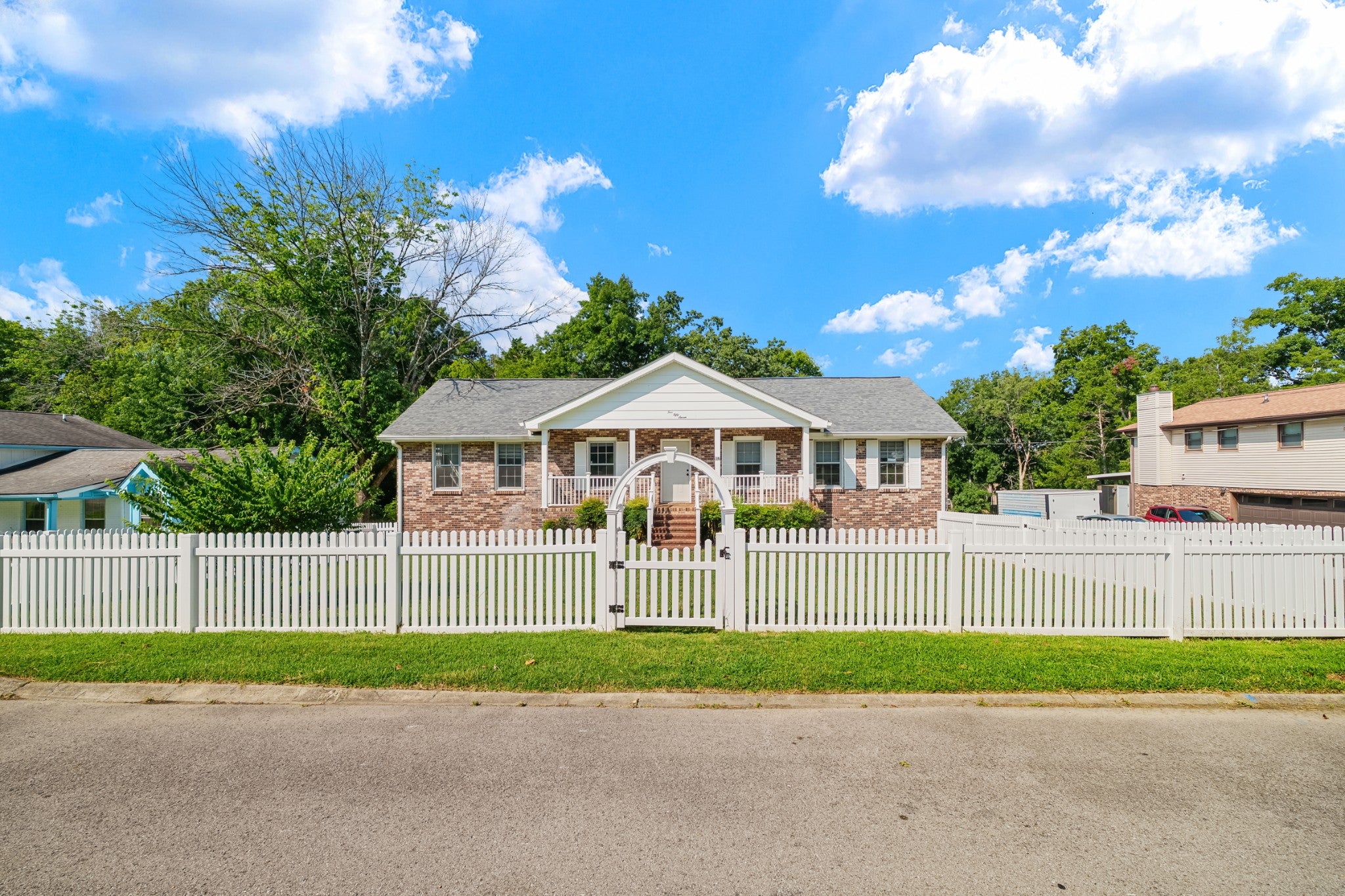 557 Castlegate Dr — photo