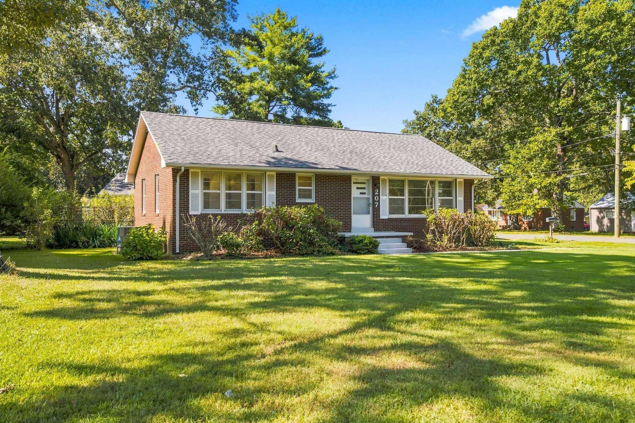 207 Sunset Dr — photo