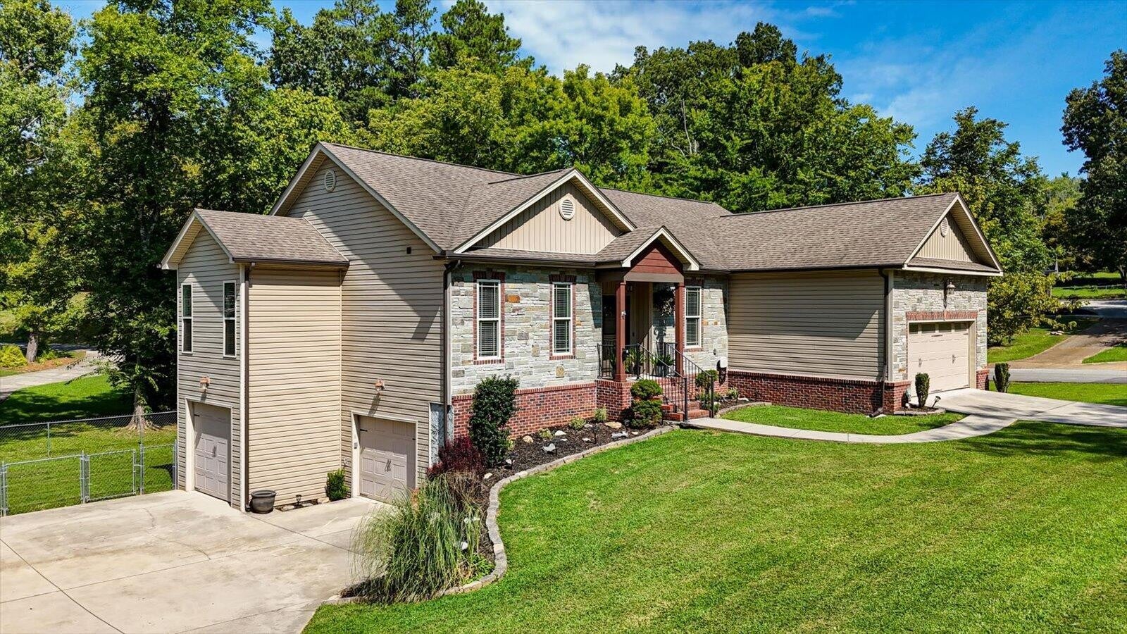 2356 Gale Lane — photo