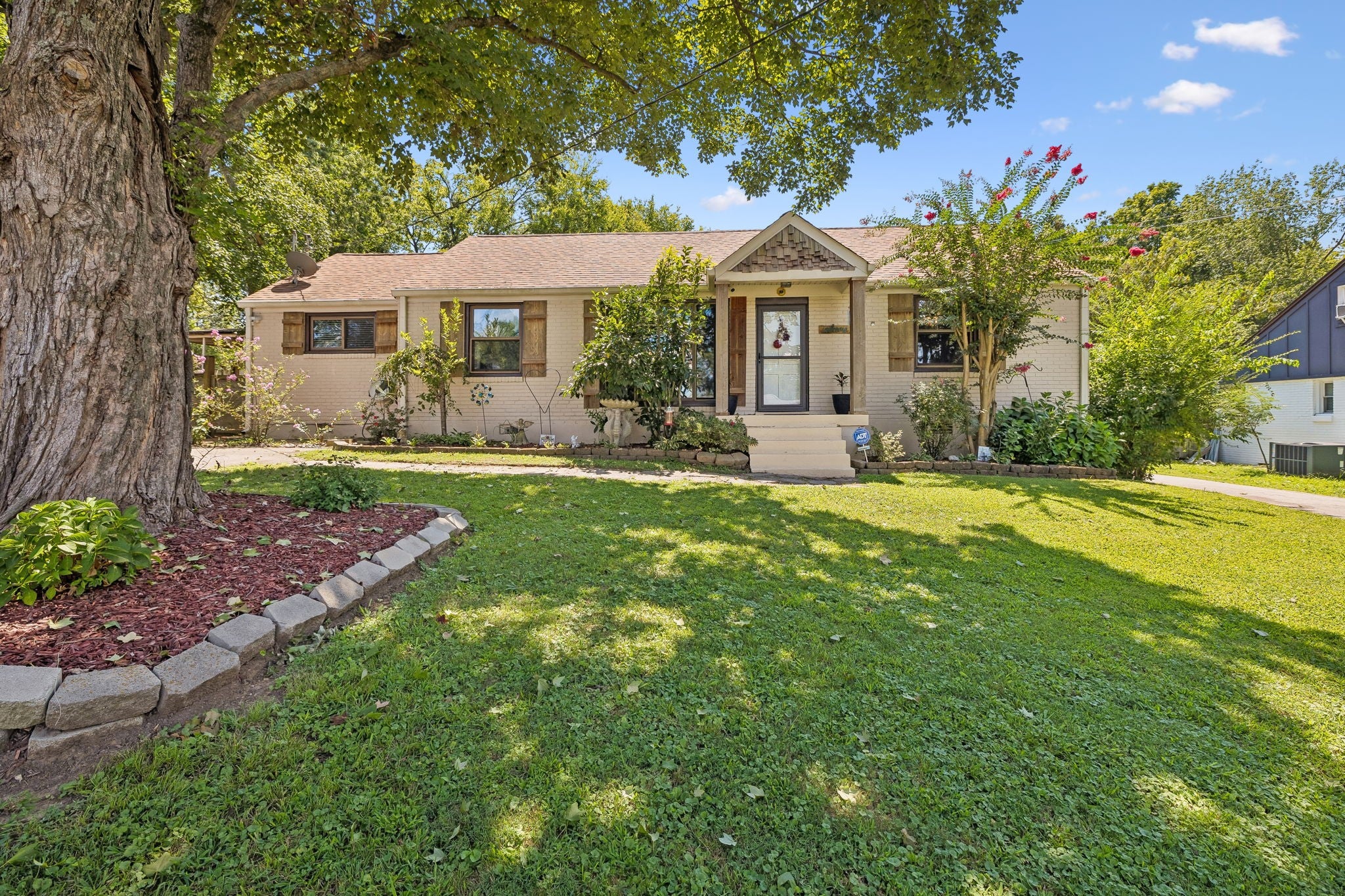 2429 Maplecrest Dr — photo