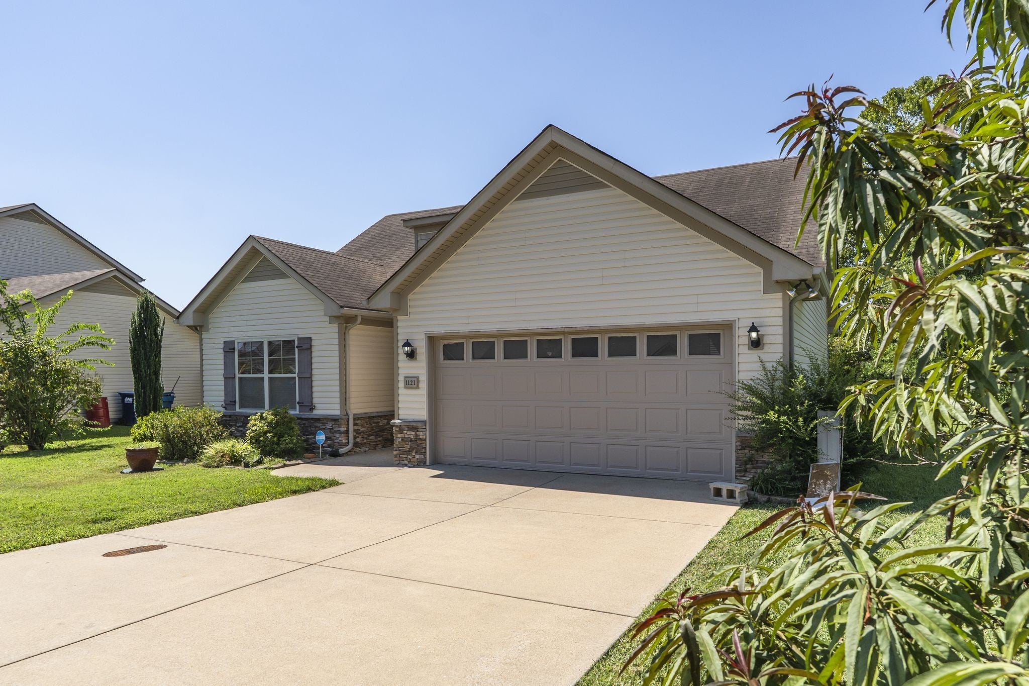 1121 Halverson Dr — photo