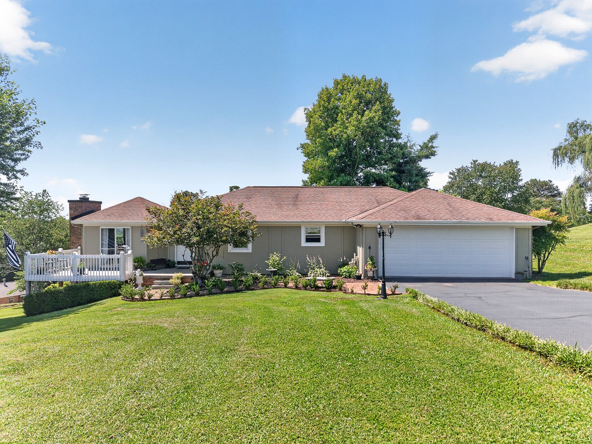 1031 Montcrest Dr — photo