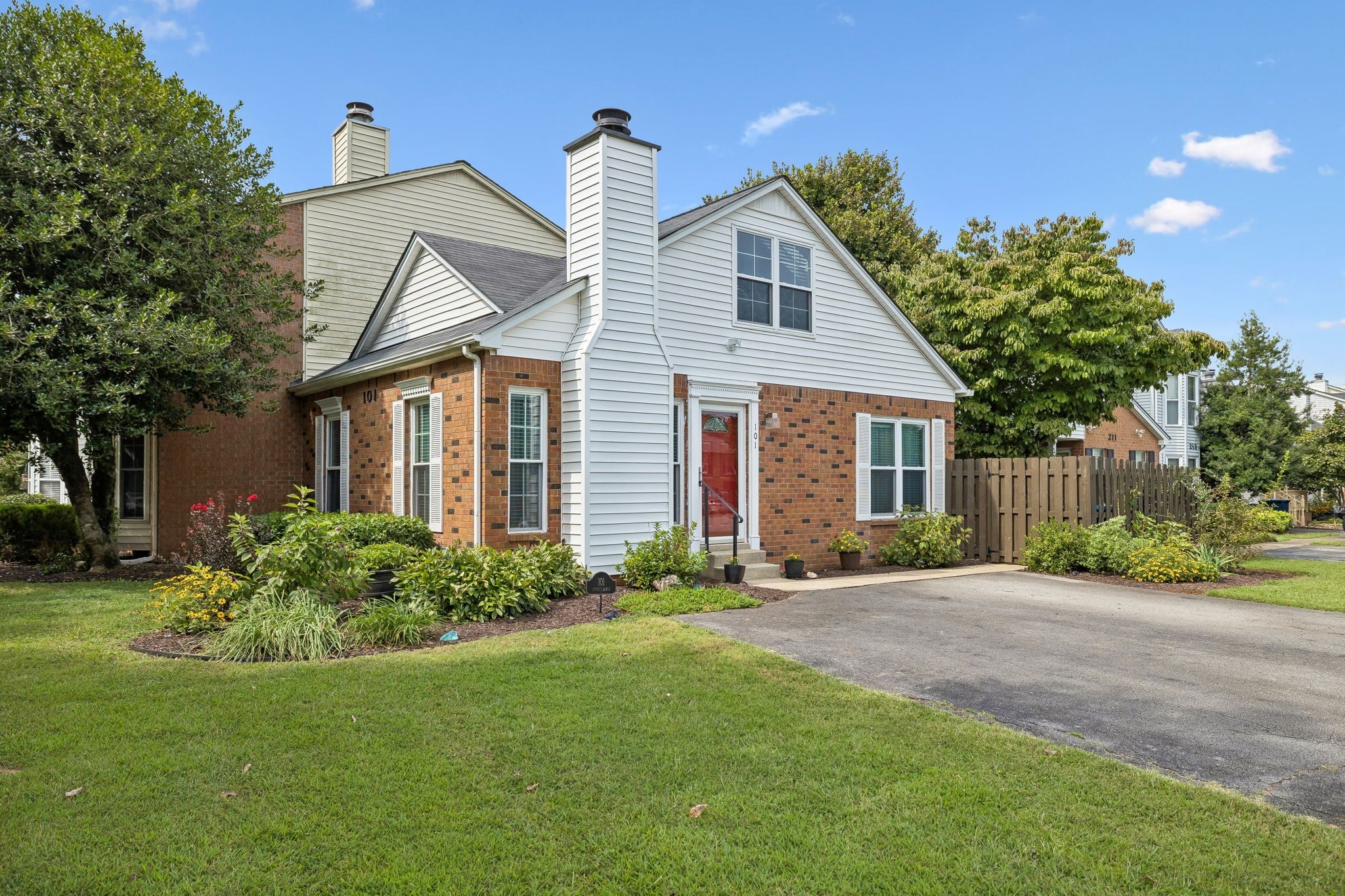 101 Stokes Dr — photo