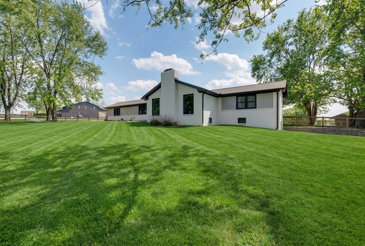 1071 Connie Dr — photo