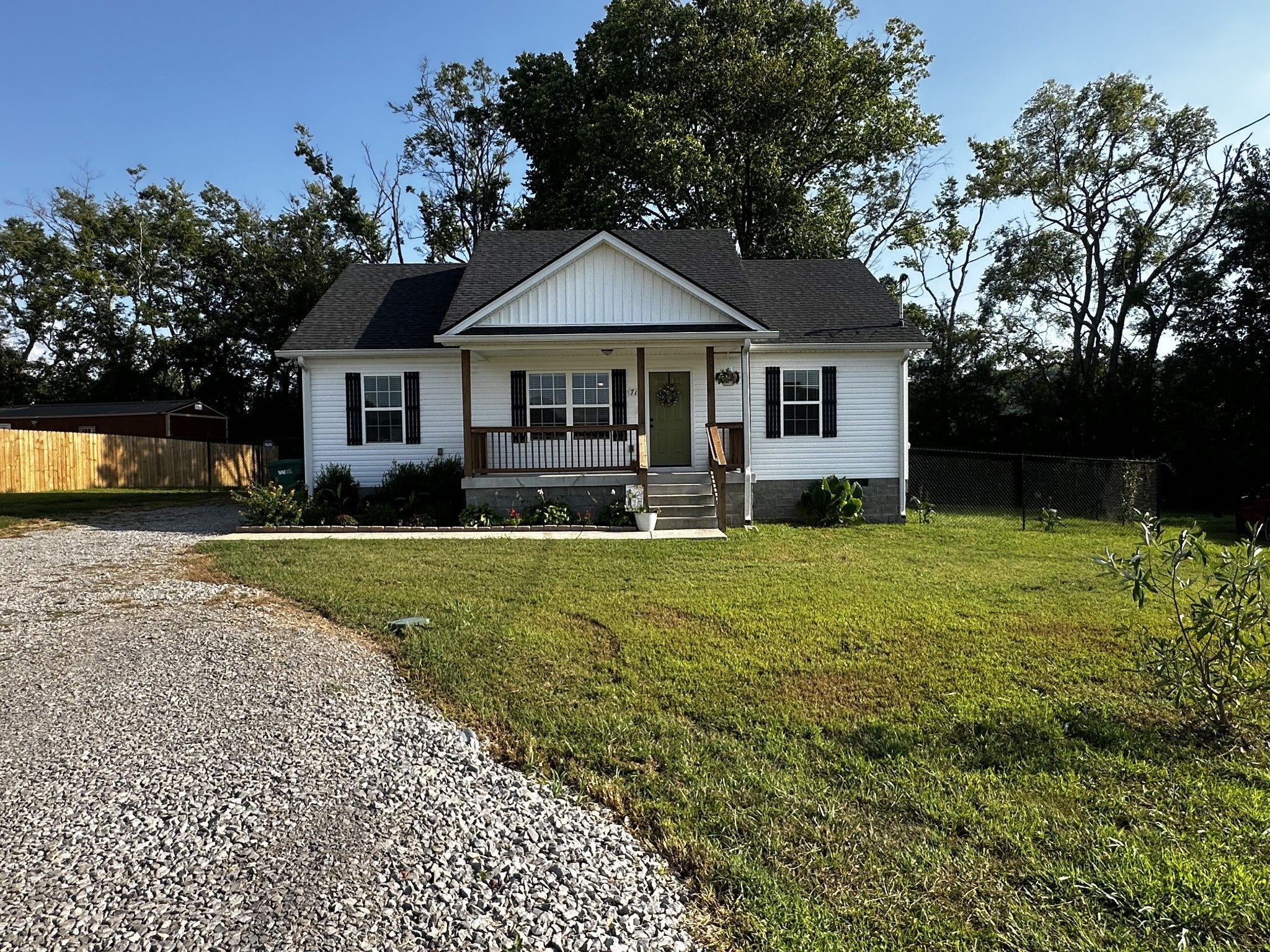 715 Caroline Ct — photo