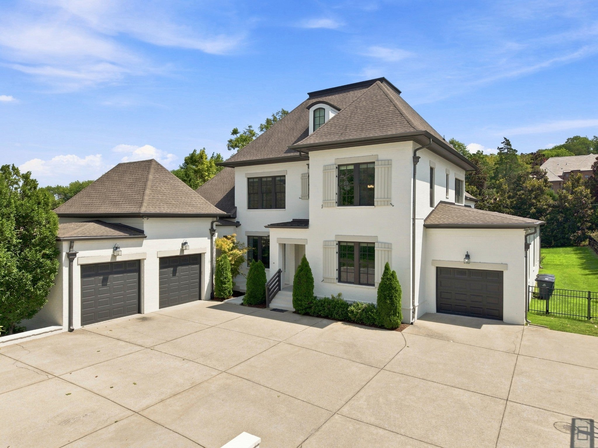 906 Lynnwood Blvd — photo