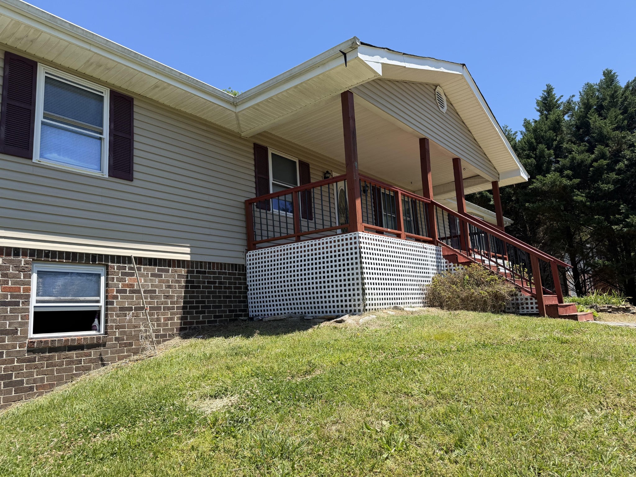 34 Lawrence Dr — photo