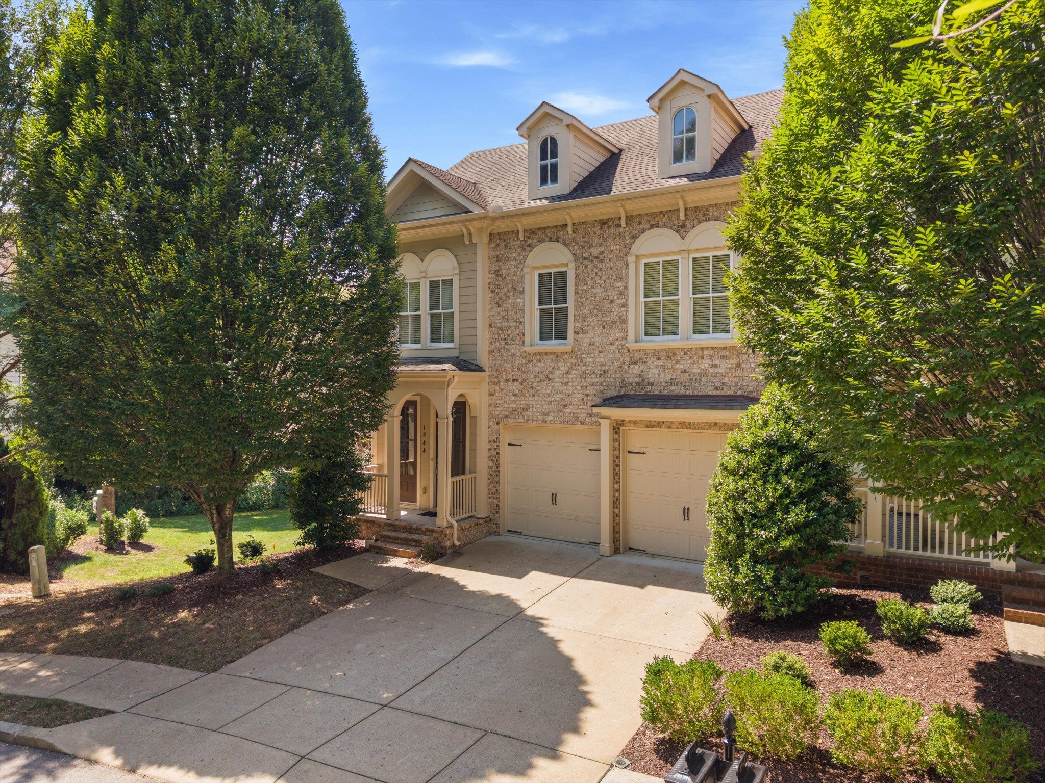 1544 Hampshire Pl — photo
