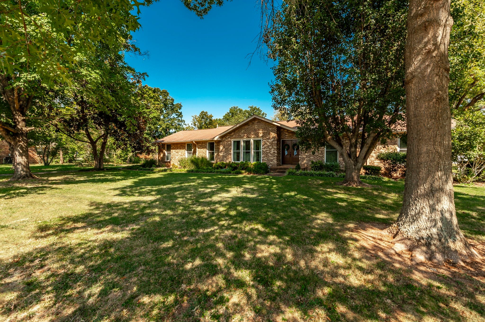 1097 Lakeshore Dr — photo