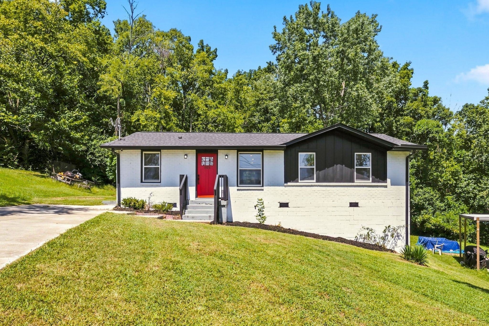 625 Maclaurin Ct — photo