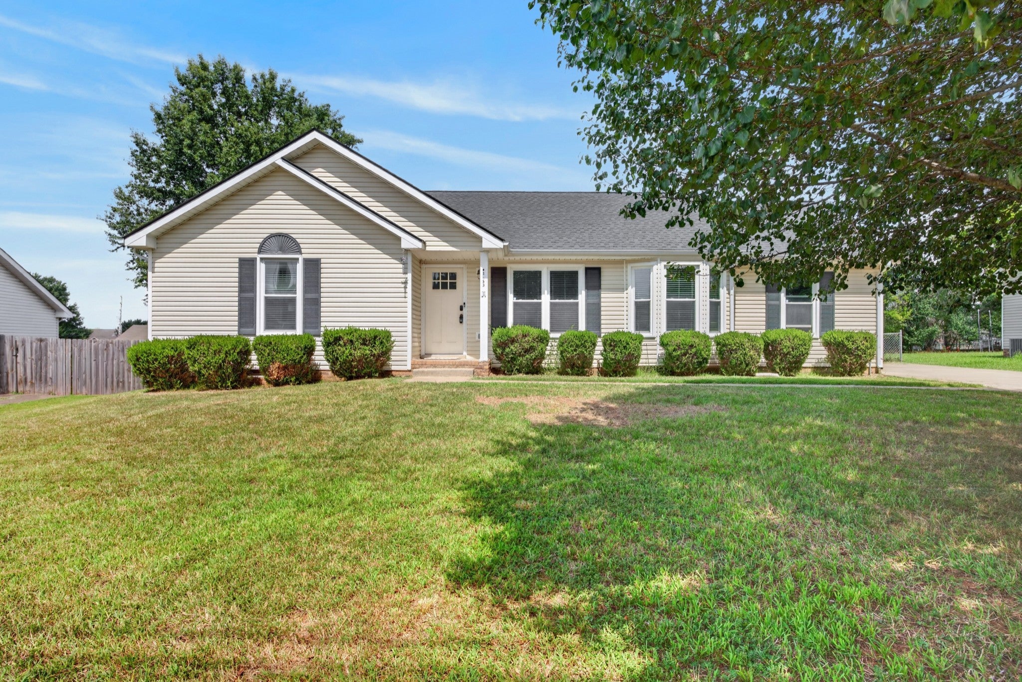 1733 Crestview Dr — photo