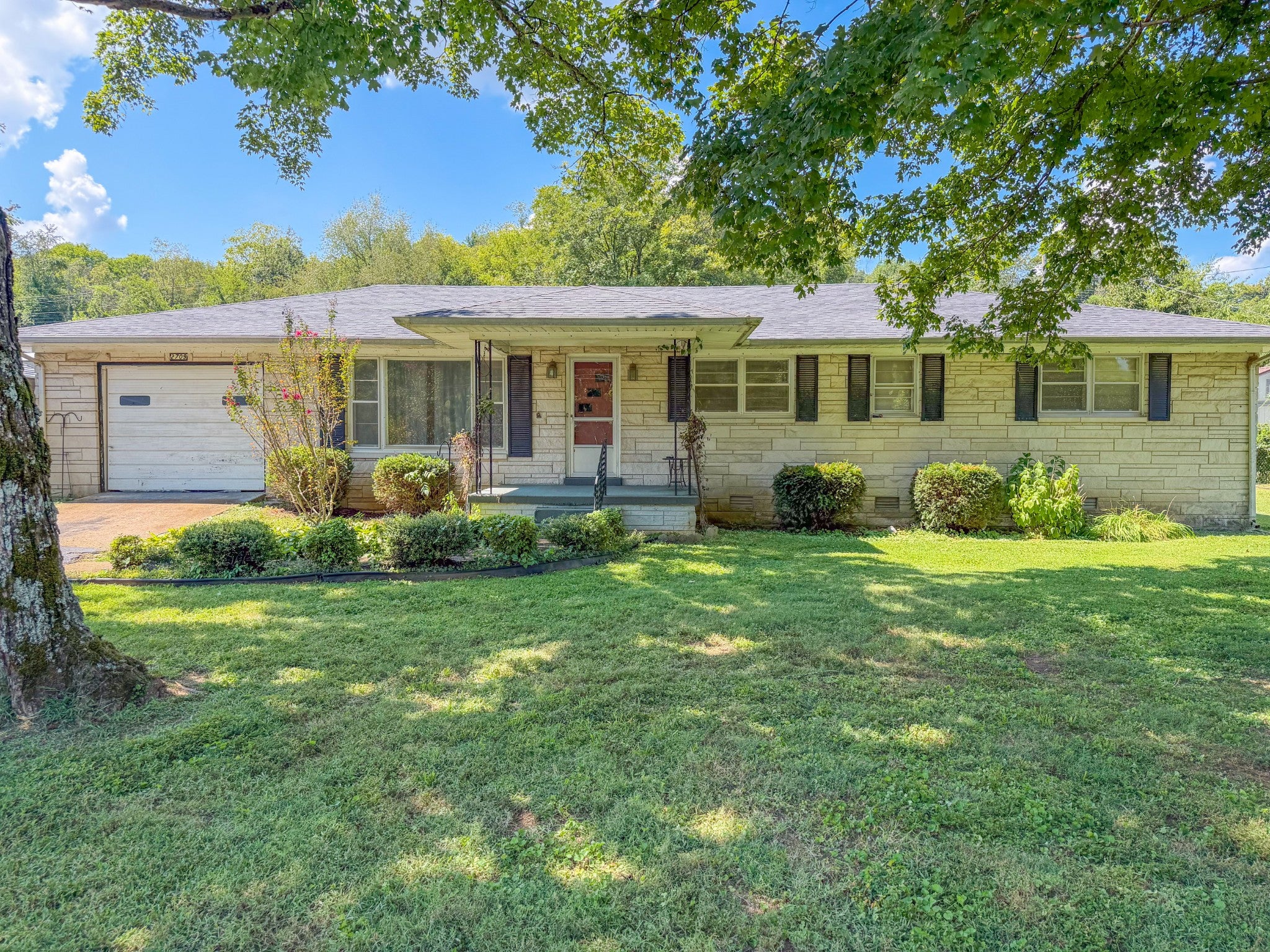 2709 Columbia Hwy — photo