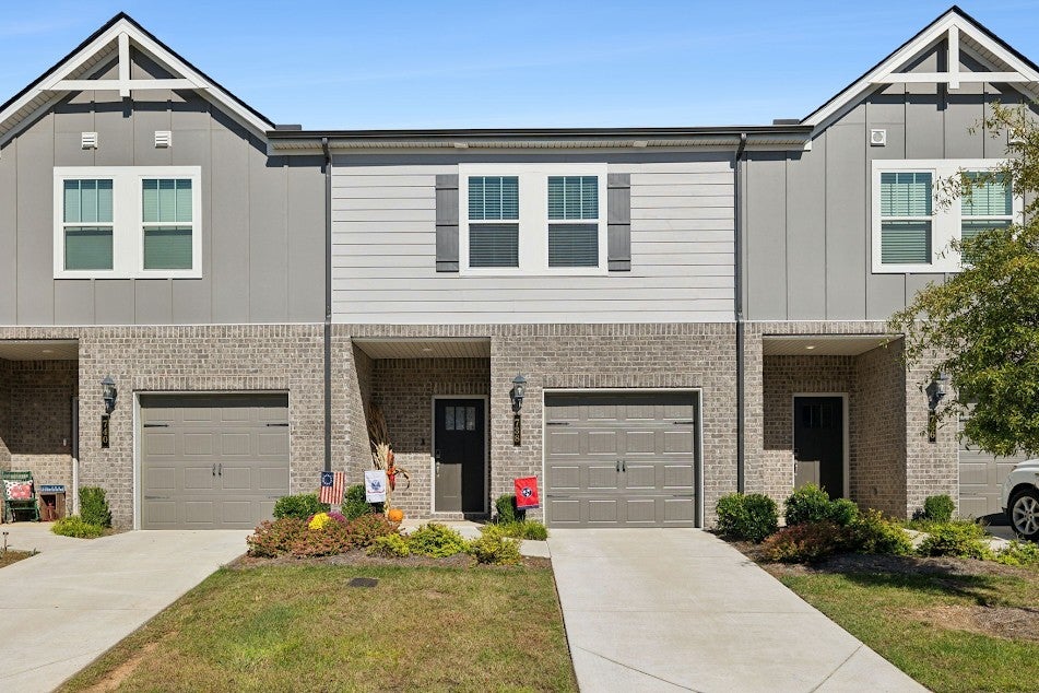 738 Prairie View Dr — photo