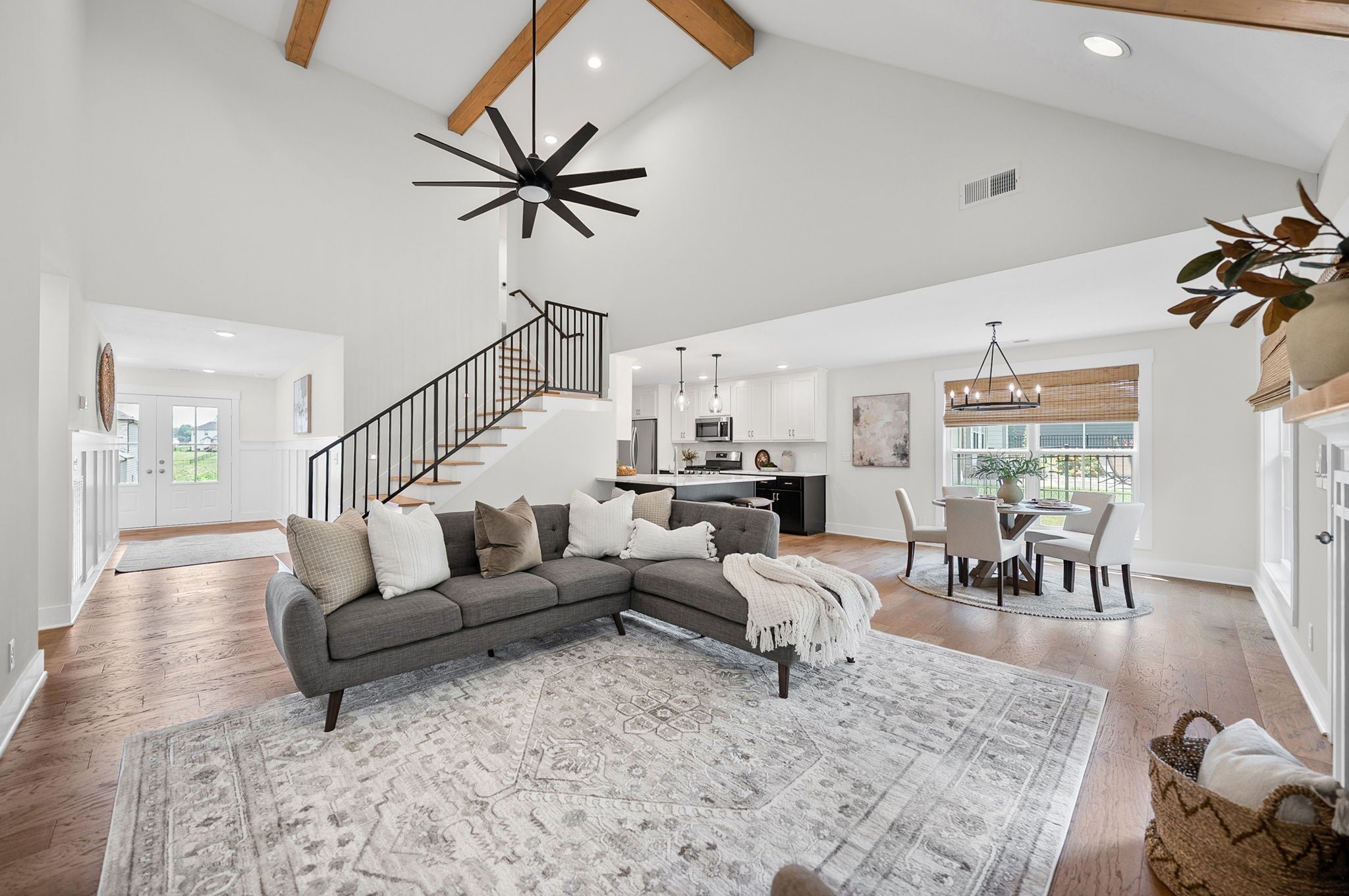 365 Frontier Dr — photo