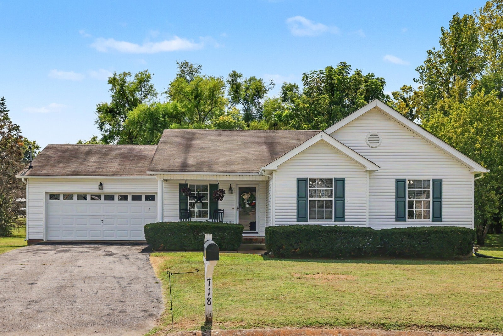 718 Paige Ct — photo