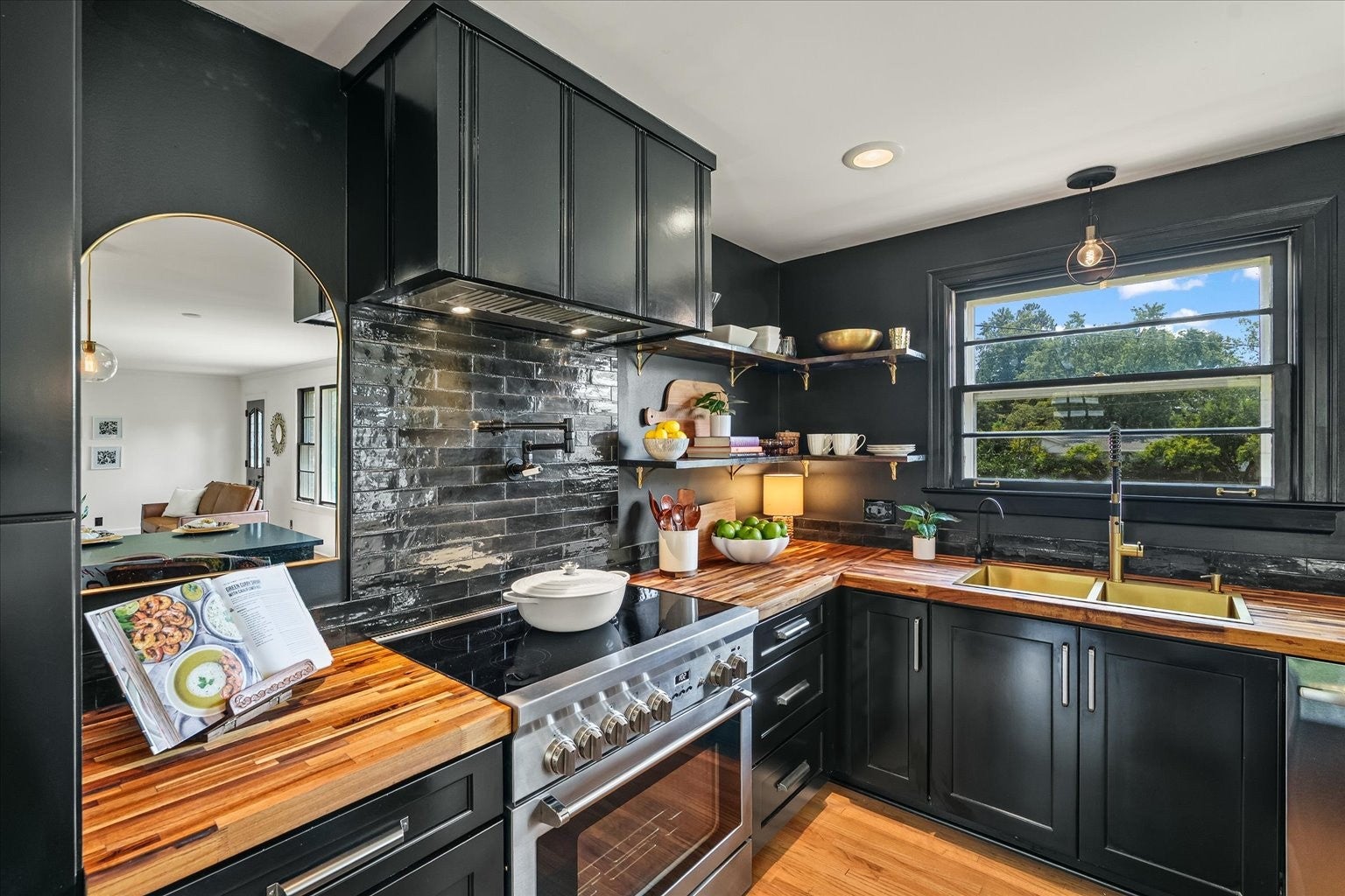 2512 Meadowood Dr — photo