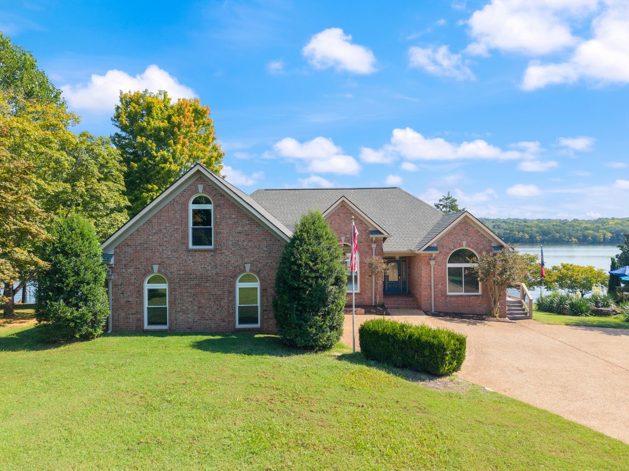605 Lake Haven Dr — photo