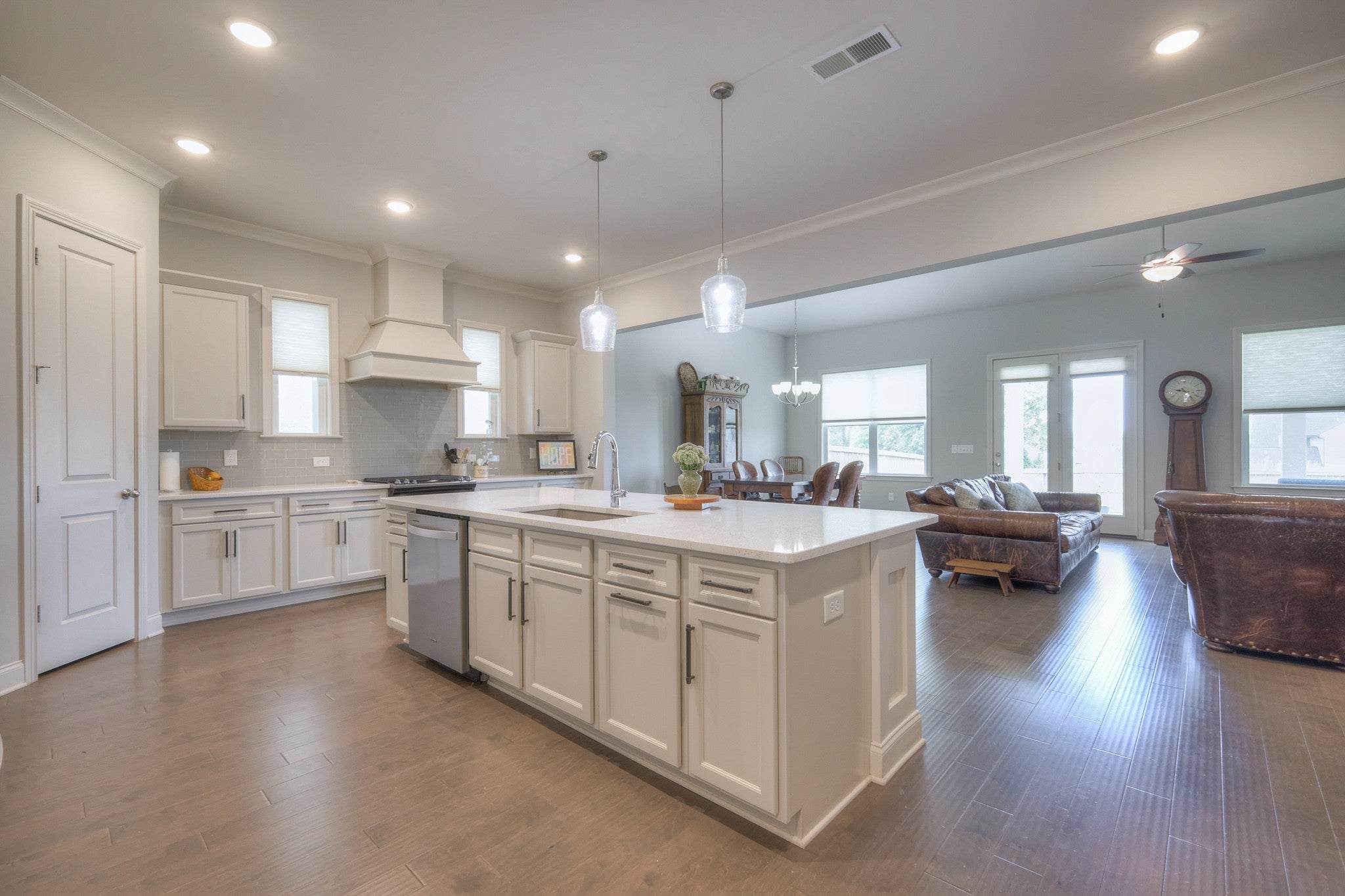 1044 Cabell Dr — photo