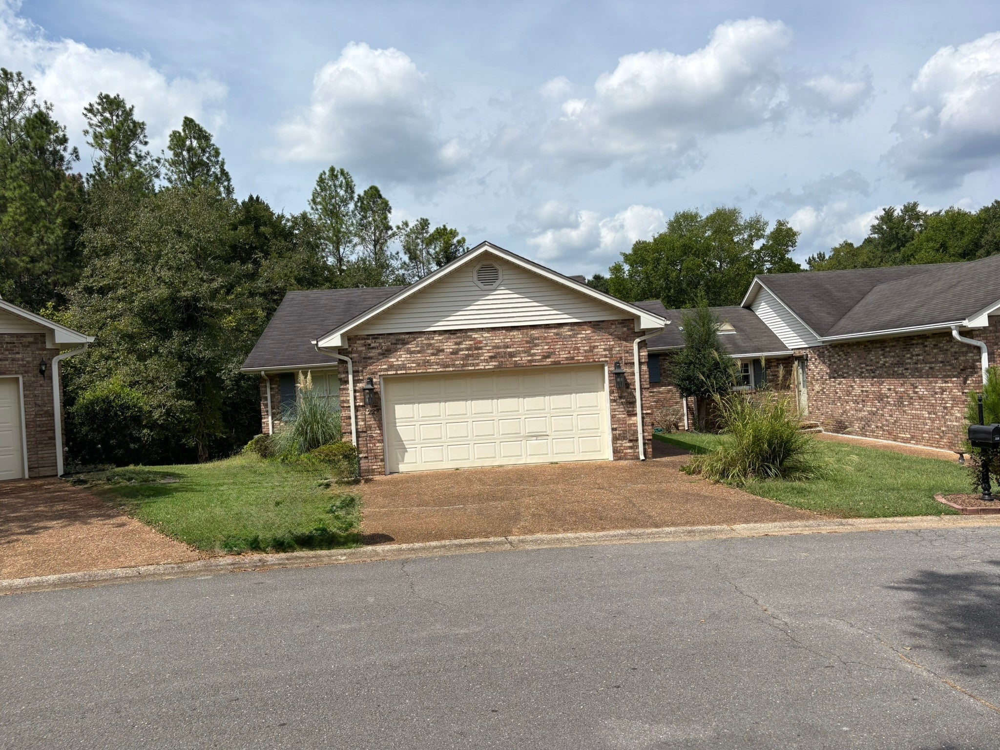 229 Hillsboro Cir — photo