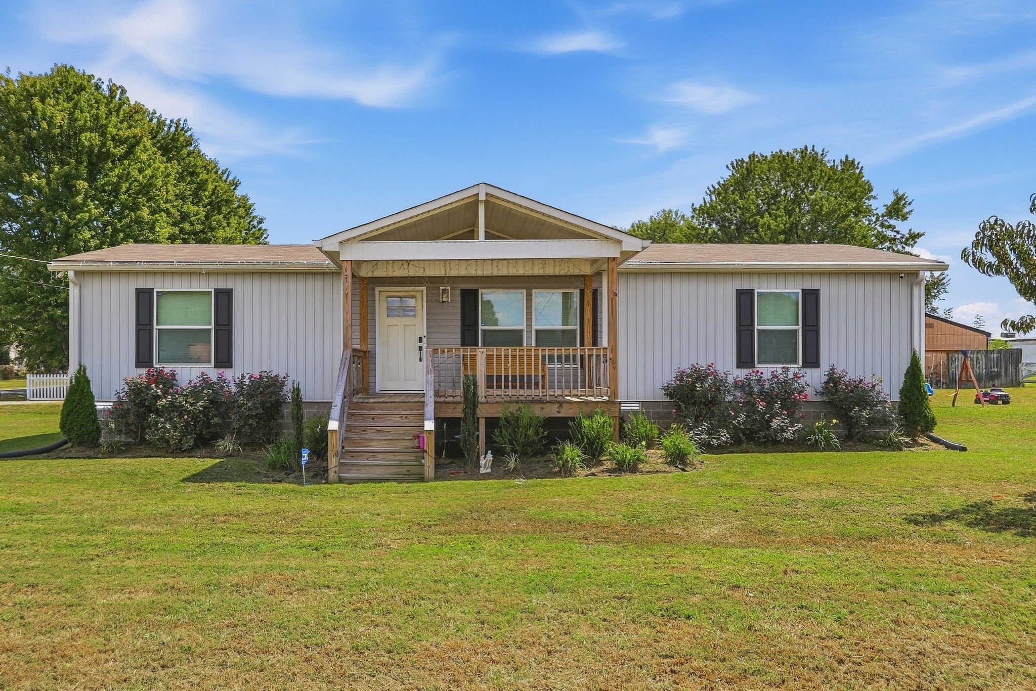 136 Hawkins Dr — photo